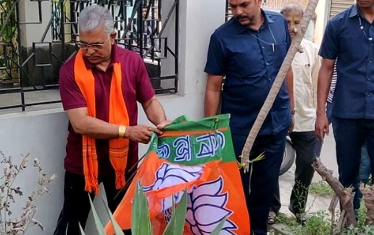 দলের ঝান্ডা রাস্তায় পড়ে থাকতে দেখে রেগে গেলেন দিলীপ ঘোষ!