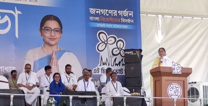 বৃহস্পতিবার পশ্চিম মেদিনীপুরের দাঁতনে জনসভায় উপস্থিত হয়েছেন তৃণমূল সুপ্রিমো মমতা বন্দ্যোপাধ্যায়!