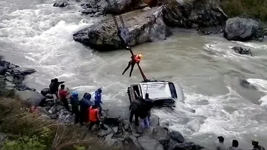 তুষারপাত,ভারী বৃষ্টি-আর ধসে নাজেহাল জম্মু-কাশ্মীর,বন্ধ জাতীয় সড়ক থেকে স্কুল !