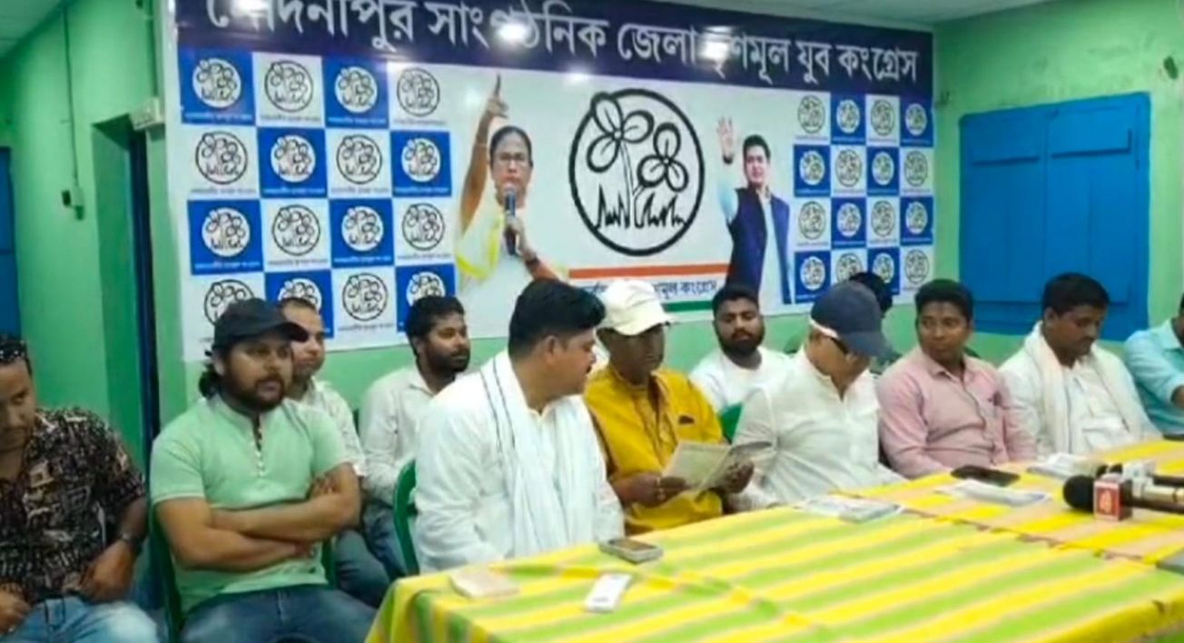 তৃনমূল সরকারের উন্নয়নমূলক প্রকল্পের লিফলেট নিয়ে ক্যাম্পেন তৃণমূলের !