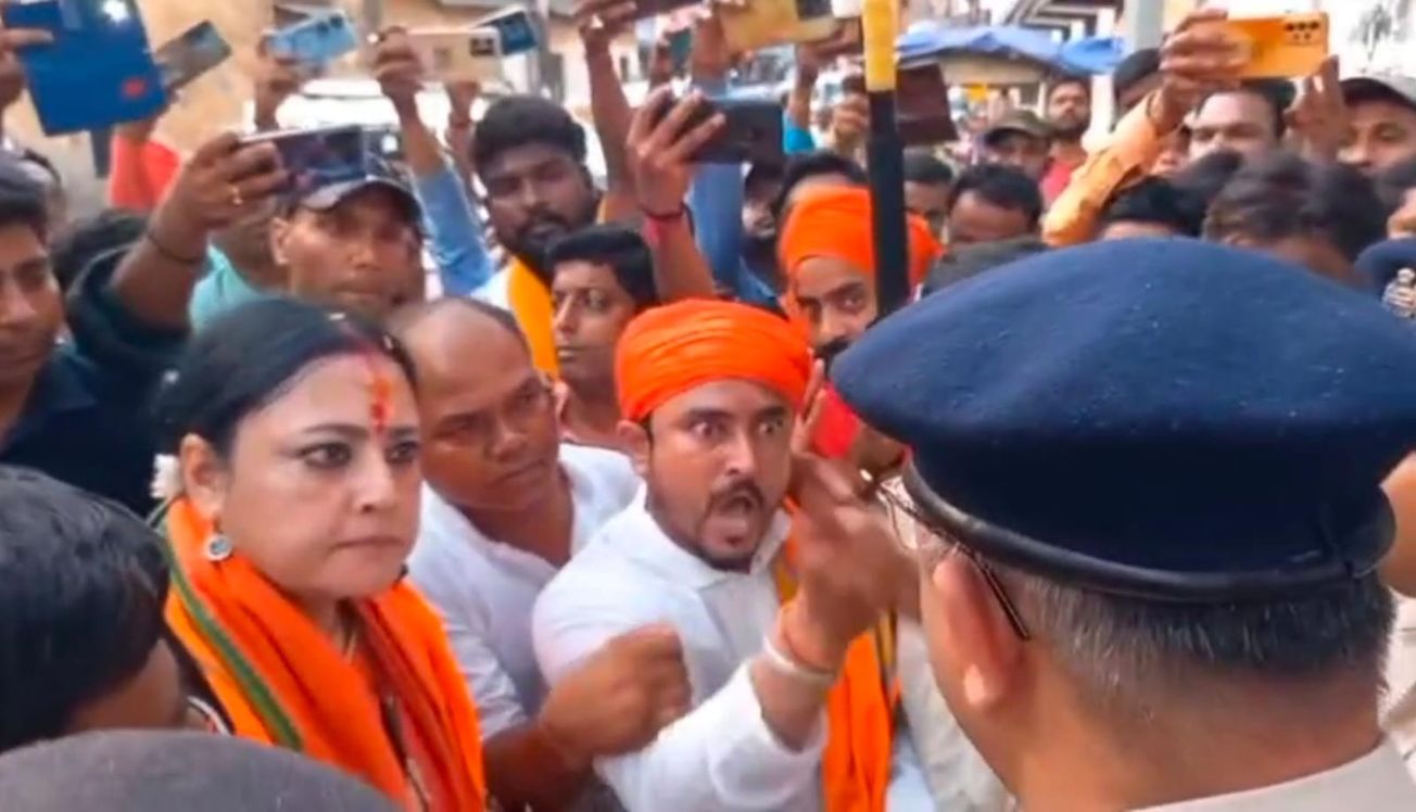 বাংলার মুখ্যমন্ত্রী বিরুদ্ধে কোতোয়ালি থানায় অভিযোগ জানাতে গিয়ে বিক্ষোভ মেদিনীপুরের বিজেপি প্রার্থী অগ্নিমিত্রা পাল এবং বিজেপি কর্মীরা !