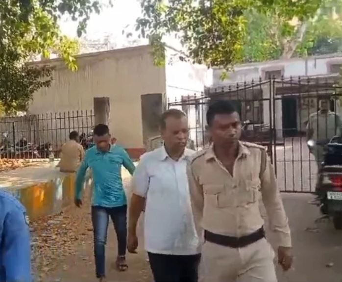 ২৪ জন ভুয়ো শিক্ষাকর্মী নিয়োগ দুর্নীতি মামলায় প্রাক্তন DI চাপেশ্বর সর্দারকে মেদিনীপুর জেলা আদালতে তোলা হয়!