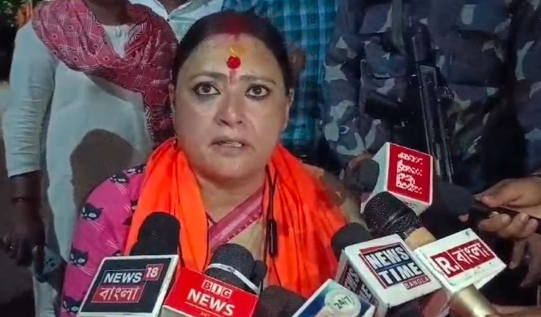 নির্বাচন কমিশনের আশ্বাসে রাত্রি সাড়ে ৮ নাগাদ অবস্থান প্রত্যাহার করলেন বিজেপি প্রার্থী অগ্নিমিত্রা পাল!