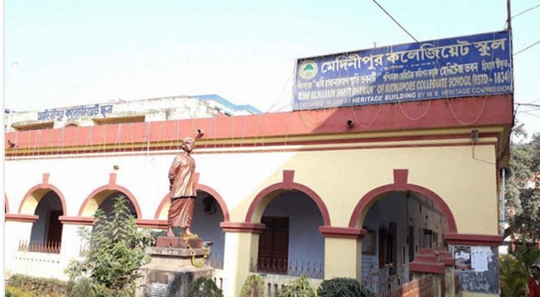 মেদিনীপুর শহরে কলেজিয়েট স্কুলের বুথে সিআরপিএফ নির্দিষ্ট বোতামে ভোট দেওয়ার অভিযোগ!