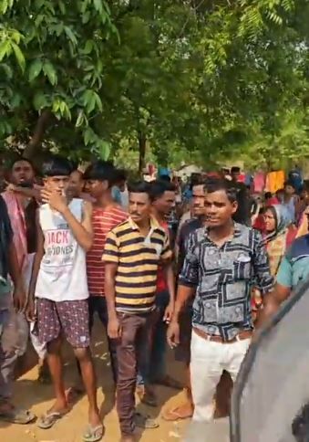 ঝাড়গ্রামে মোগলাবেড়িয়ায় বুথে ছাপ্পা মারা হচ্ছে, আক্রান্ত বিজেপি প্রার্থী ও সংবাদমাধ্যমের কর্মীরা!