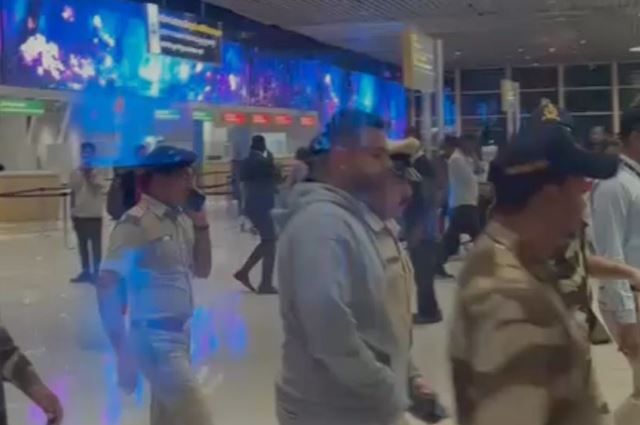 বিমানবন্দর থেকেই অবশেষে গ্রেফতার প্রাক্তন প্রধানমন্ত্রীর নাতি!