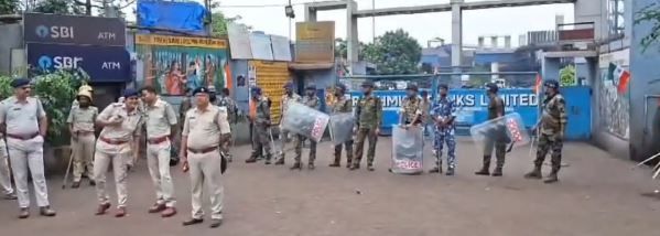 খড়গপুরের রেশমি কোম্পানিতে শ্রমিক মৃত্যুর কেন্দ্র করে কোম্পানির গেটের বাইরে বিক্ষোভ!