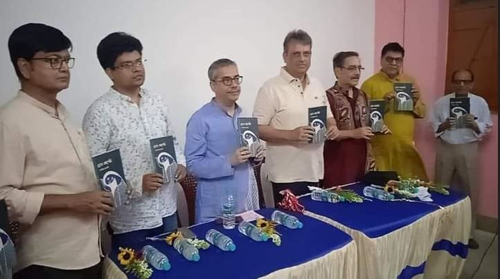 প্রকাশিত হলো অনামিকা তেওয়ারি'র গল্প সংকলন 'রেড কার্পেট'!