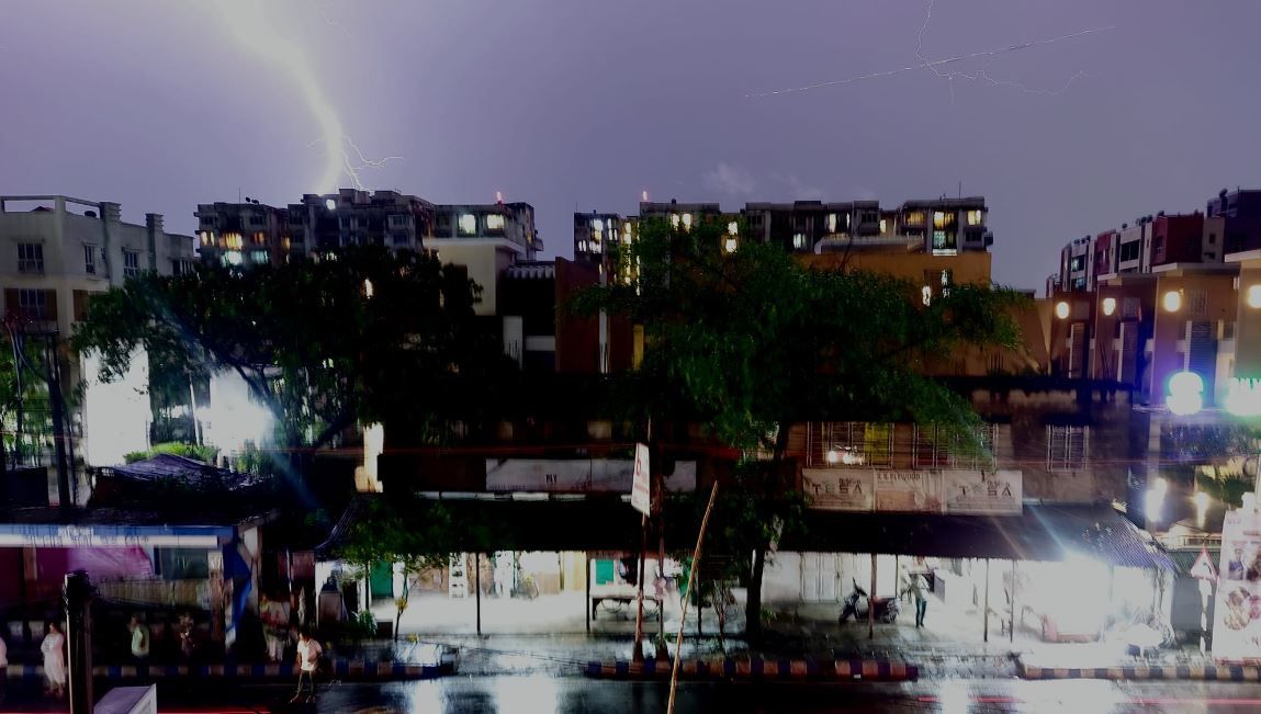অবশেষে স্বস্তি!সোমবার সন্ধ্যায়  রাজ্যের বজ্রবিদ্যুৎ-সহ বৃষ্টি!