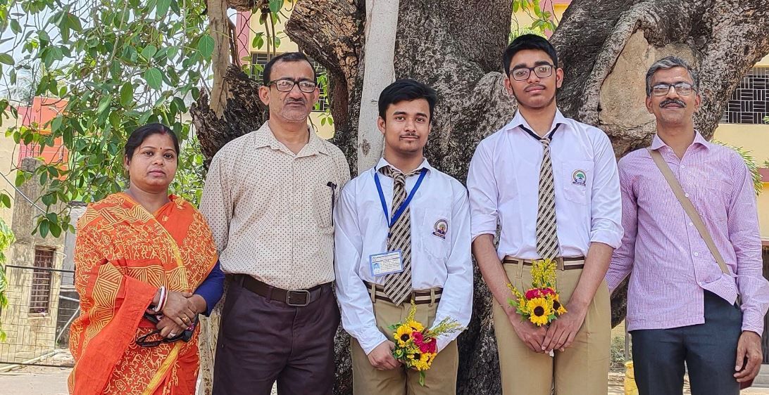 মাধ্যমিকে গোটা বাংলা প্রথম দশে জায়গা করে নিয়েছে পশ্চিম মেদিনীপুর জেলার ৪ জন পরীক্ষার্থী!