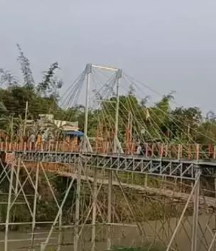 পশ্চিম মেদিনীপুর জেলার দাসপুর ব্লকের নিজামপুরে বাসিন্দা নিজের টাকা খরচ করে বাঁশের সেতু করলেন!