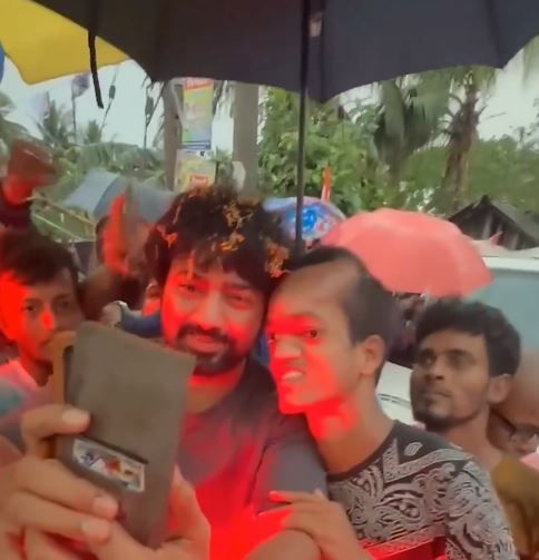 বৃষ্টি মাথায় নিয়েও ফ্যানে সেলফি ফ্যানদের সঙ্গে!