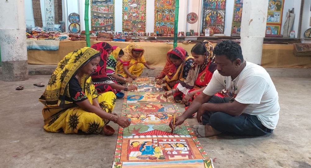 গরমে সচেতনতার বার্তা পিংলার পটশিল্পীদের!