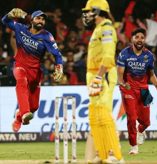 বেঙ্গালুরুর অনুরাগীরা ভোর ৩টে-তেও আলাদাই মেজাজে ছিলেন!