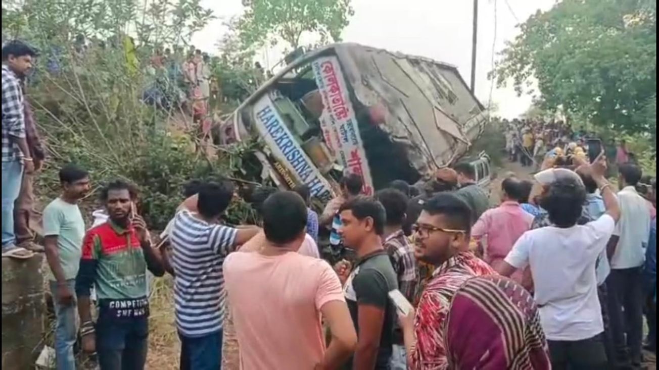 ঘাটালে যাত্রীবাহী বাস নয়ানজুলিতে,আহত বেশ কয়েক জন !