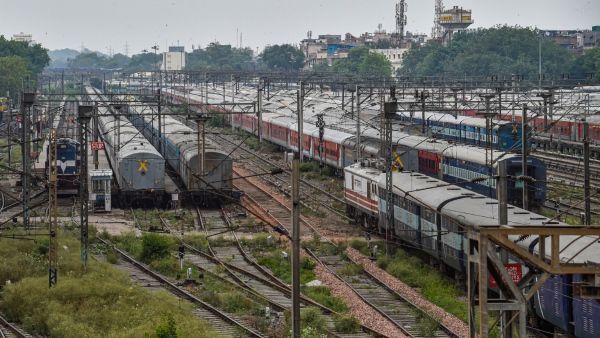 চূড়ান্ত অব্যবস্থার ছবি ভারতীয় রেলে,  ঘণ্টার পর ঘণ্টা ট্রেন বিলম্ব !