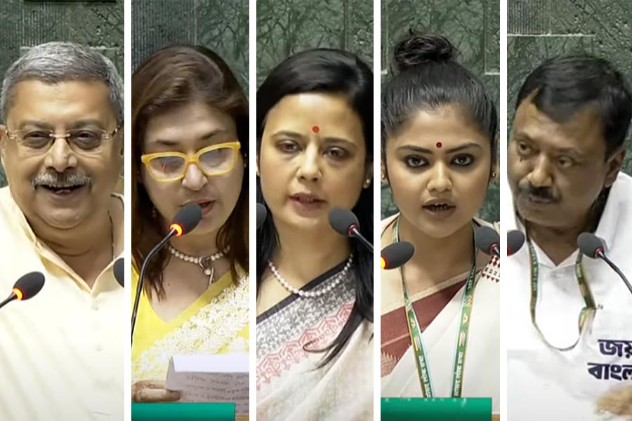 ২৬ জন তৃণমূল সাংসদদের শপথে  সংবিধান আর ‘জয় বাংলা’ স্লোগান,শপথবাক্য পাঠ শেষে নিজেদের কেন্দ্রের নামে জয়ধ্বনি!