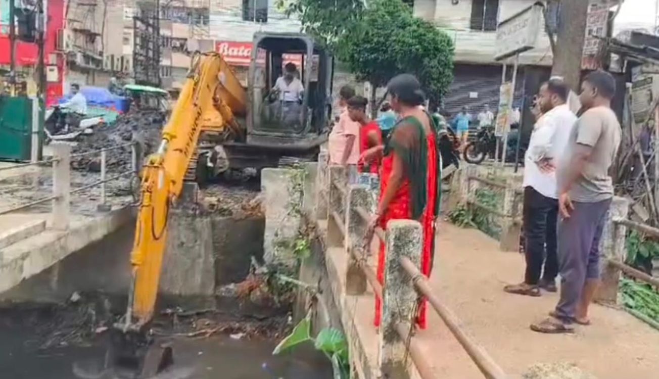 বর্ষার আগে মেদিনীপুর পৌরসভা নেমে পড়ল শহরের জল নিকাশি ব্যবস্থা উন্নত করতে!