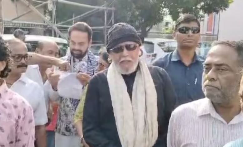 প্রায় ৪০ মিনিট ধরে সাধারণ মানুষের সঙ্গে লাইনে দাঁড়িয়েই নিজের গণতান্ত্রিক অধিকার প্রয়োগ করলেন ‘মহাগুরু!