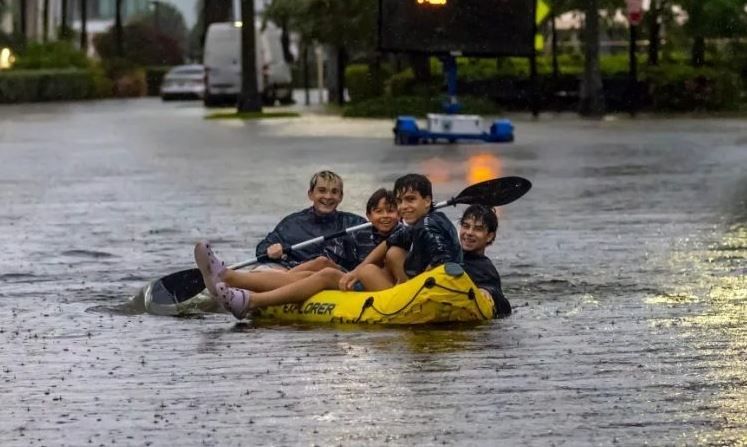 মার্কিন যুক্তরাষ্ট্রের দক্ষিণ-পূর্ব অঞ্চল ফ্লোরিডায় আবারও প্রবল ঝড় বৃষ্টি!