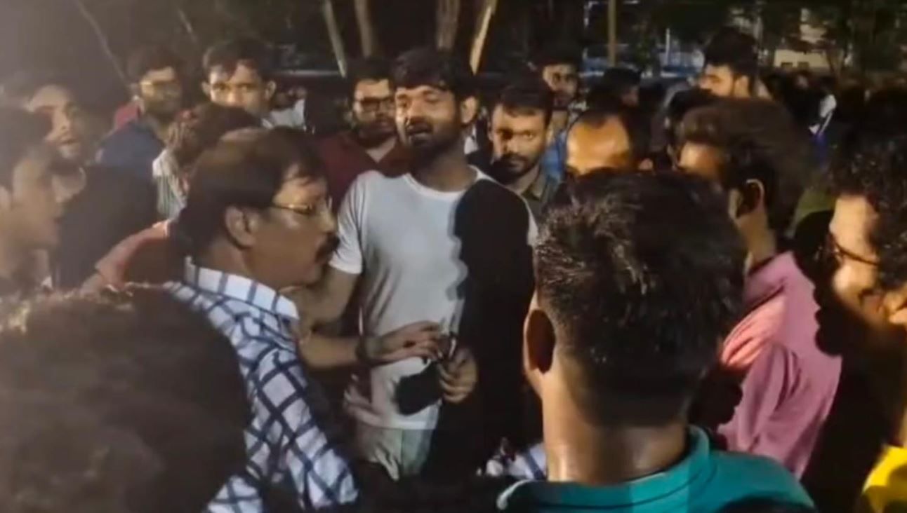 পশ্চিম মেদিনীপুর বিদ্যাসাগর বিশ্ববিদ্যালয় নবীন বরণ কে কেন্দ্র করে দুই গোষ্ঠীর মধ্যে গন্ডগোল!