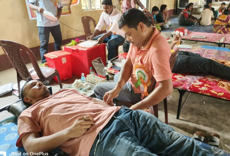 নাড়াজোল ছাত্রদলের উদ্যোগে রক্ত দান শিবির!