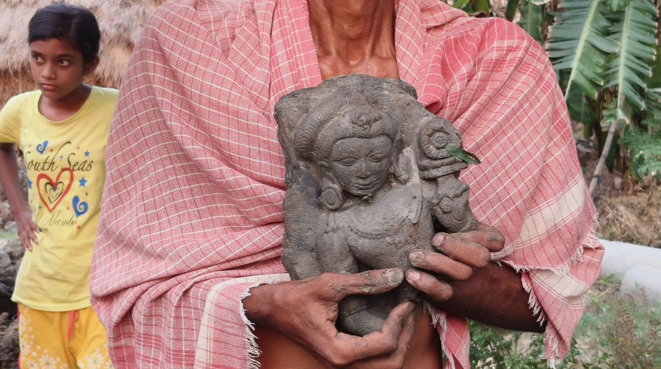 বাঁকুড়ার জয়পুর রাজষোল গ্রামে ফুলবাঁধ খনন করতে গিয়ে উদ্ধার হল প্রাচীন দেবীর মূর্তি!