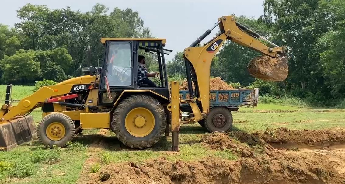 প্রকাশ্যে দিনের আলোয় দারকেশ্বর নদীর পাড় থেকে চলছে বালি চুরি!