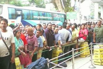 বেনাপোলে ভারতগামী যাত্রীর চাপ, তীব্র গরমে লম্বা লাইনে নাভিশ্বাস যাত্রীদের!