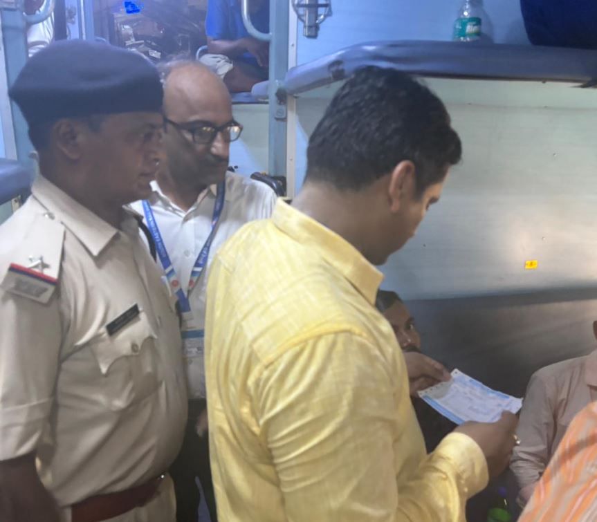 দক্ষিণ- পূর্ব রেলের সংরক্ষিত বগিতে অননুমোদিত যাত্রীদের বিরুদ্ধে বিশেষ অভিযান!