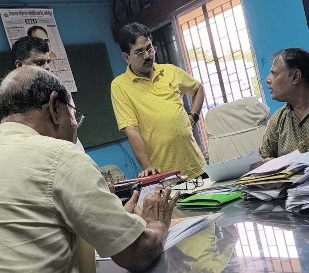 নিমপুরা আর্য বিদ্যাপীঠের প্রাক্তন প্রধান শিক্ষক দুর্নীতি ধামাচাপা দিতে চাইছে  শিক্ষা দপ্তর?