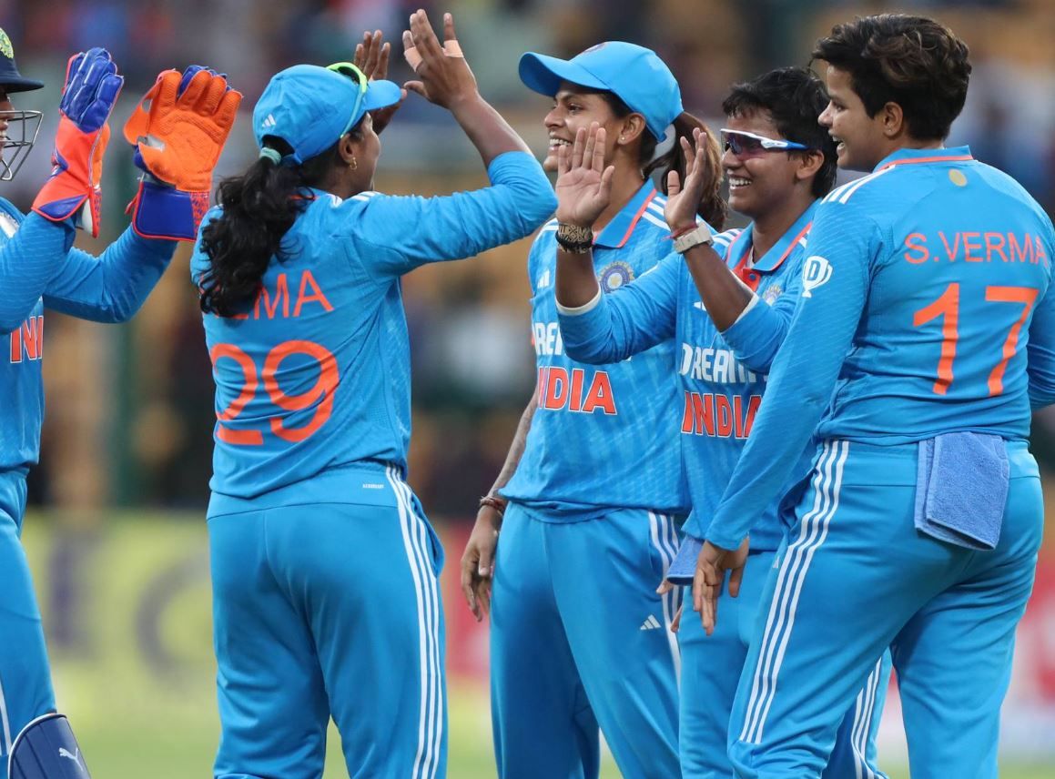 বুধবার বেঙ্গালুরুর এম চিন্নাস্বামী স্টেডিয়ামে দক্ষিণ আফ্রিকার বিরুদ্ধে সিরিজের দ্বিতীয় ওয়ান ডে ম্যাচে দুর্দান্ত শতরান করেন স্মৃতি মন্ধনা!