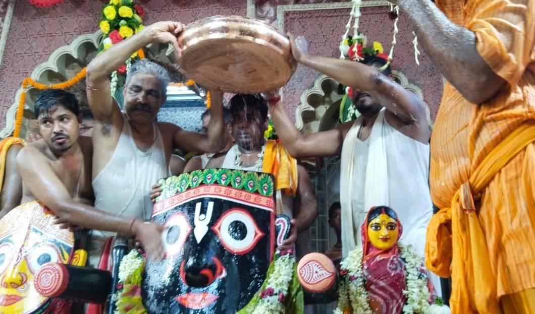 মেদিনীপুর শহরের জগন্নাথ মন্দিরে  সমারোহে পালিত জগন্নাথদেবের স্নানযাত্রা!