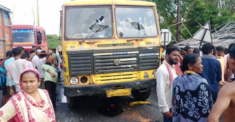 আজকে সকালে সড়ক দুর্ঘটনা খড়্গপুর মেদিনীপুর মোহনপূর ব্রীজে,ব্যক্তির মৃত্যু হোমিওপ্যাথি চিকিৎসক!