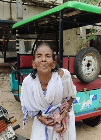 মেদিনীপুর শহরের কালেক্টর মোড়ে বছর ৮৫ এক বৃদ্ধা মহিলার টাকার ব্যাগ ছিনতাই !