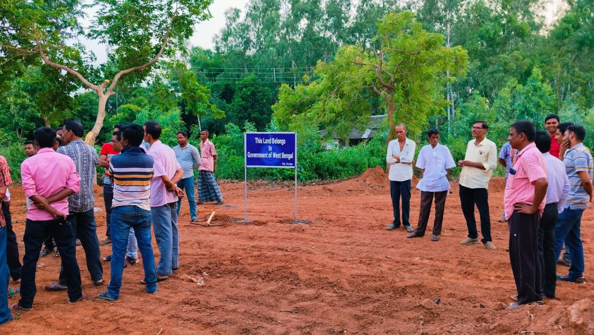 সরকারি জমি বুঝিয়ে ফেলার অভিযোগের জায়গা ২৪ ঘণ্টার মধ্যে দখল নিল ব্লক প্রশাসন!