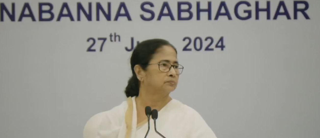 হকারদের থেকে নেতারা চাঁদা তোলা বন্ধ করুন অভিযোগ মমতার!