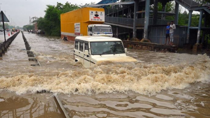 জলমগ্ন দেশের রাজধানী,জলে ডুবে গিয়েছে দিল্লির অভিজাত এলাকাগুলিও!