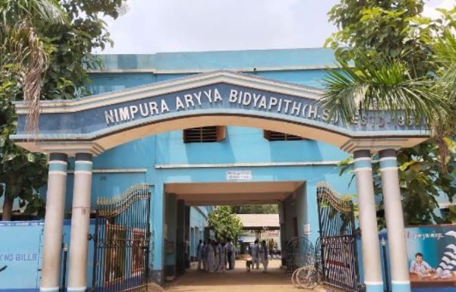 নিমপুরা আর্য বিদ্যাপীঠের প্রাক্তন প্রধান শিক্ষক দুর্নীতির মামলার থেকে বাঁচাতে চাইছে ডি-ই অফিস?