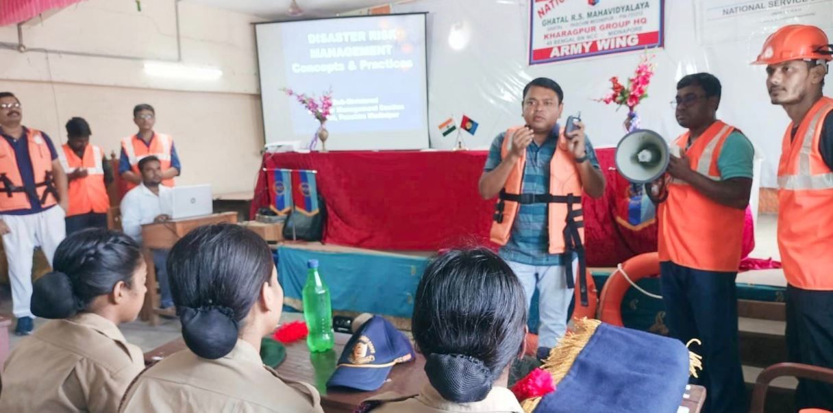 বন্যা পরিস্থিতি হলে কিভাবে উদ্ধারকার্য করা যায়, তা নিয়ে ছাত্রছাত্রীদের সঙ্গে প্রাথমিক আলোচনা সভা!