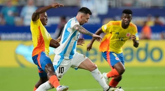 খেলার ৬৫ মিনিটে চোট পেয়ে বেরিয়ে যেতে হল আর্জেন্টিনা অধিনায়ক লিওনেল মেসিকে!