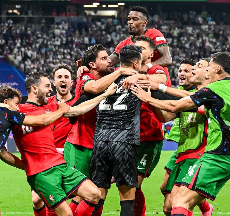 সোমবার রাতে স্লোভেনিয়াকে টাইব্রেকারে ৩-০ গোলে হারিয়ে  রোনাল্ডো জানিয়ে দিলেন, এটাই তাঁর শেষ ইউরো কাপ!