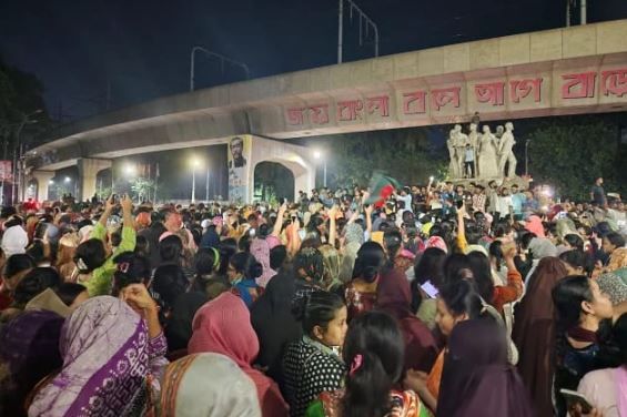 মধ্যরাতে উত্তাল বাংলাদেশ, বিশ্ববিদ্যালয়গুলোতে হল ছেড়ে রাস্তায় পড়ুয়ারা!