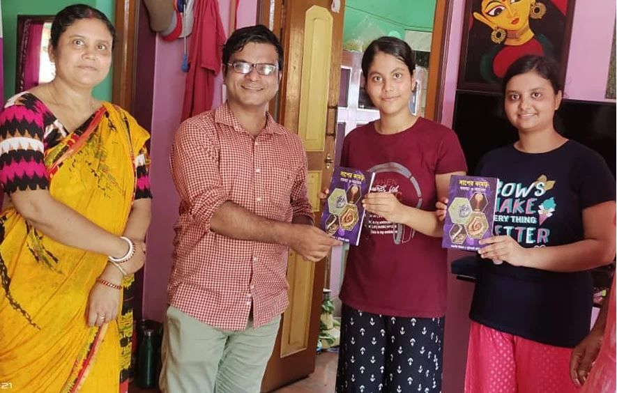 খেলার ছলে শেখা "হিমলিচ কৌশল", তারপর  মায়ের জীবন বাঁচাল দুই কন্যা!