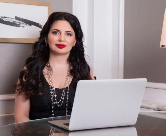 ৭ বছর ধরে খুঁজছে একাধিক দেশের পুলিশ, সুন্দরীর মাথার দাম ৪২ কোটি টাকা!