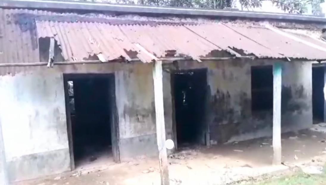 ভেঙে পড়েছে ছাদ,বিপজ্জনক অবস্থায় দাঁড়িয়ে রয়েছে পশ্চিম মেদিনীপুর জেলার কেশপুর ব্লকের প্রাথমিক বিদ্যালয়!