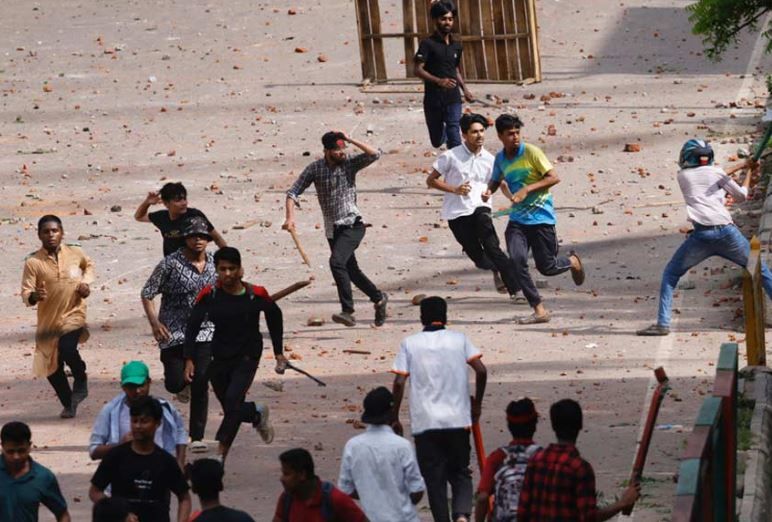 অশান্ত বাংলাদেশ,বাংলাদেশে কোটা আন্দোলনে সহিংসতায় ৬ জনের মৃত্যু, অগ্নিগর্ভ ঢাকা বিশ্ববিদ্যালয়, পতনের ভয়ে উদ্বিগ্ন শাসকদল