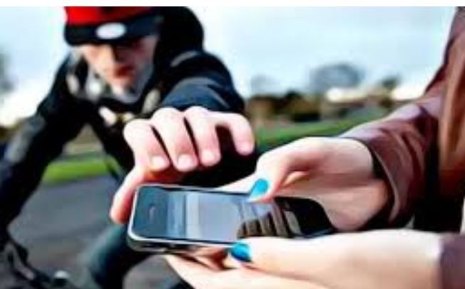 চলন্ত বাইক আরোহীর থেকেই নিমেশে কেড়ে নেওয়া হচ্ছে ফোন,বাদ যাচ্ছে না পুলিশও!