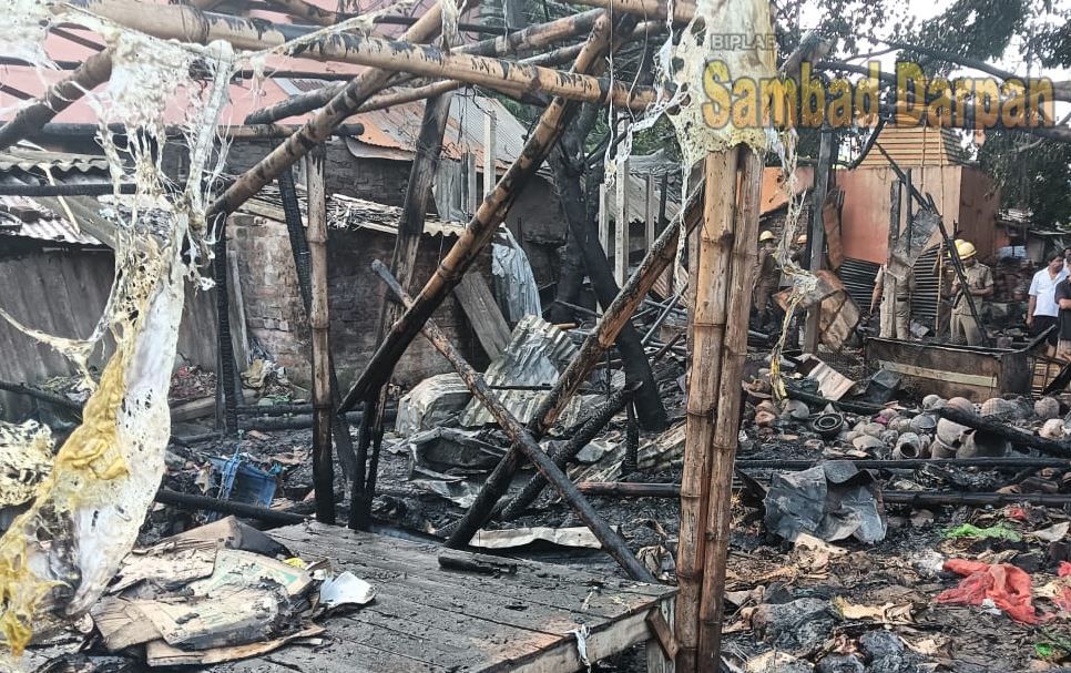 মধ্যরাতে মেদিনীপুরের গেট বাজারে বিধ্বংসী আগুন!