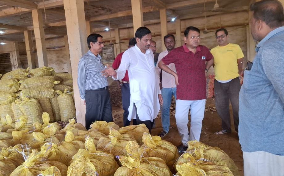 ঘাটালের এসডিও নেতৃত্বে পশ্চিম মেদিনীপুর চন্দ্রকোনা টাউনে কোল্ড স্টোরেজে  অভিযান!